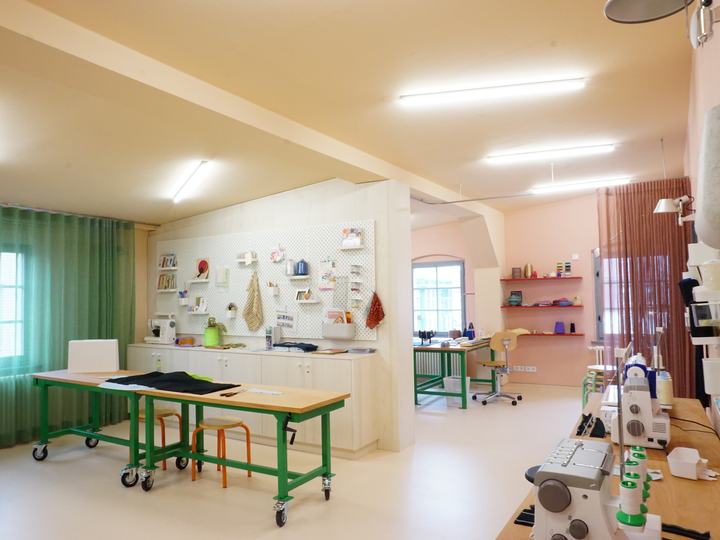 Arbeitsplätze zur Textilverarbeitung im ESCHE LAB in Limbach-Oberfrohna