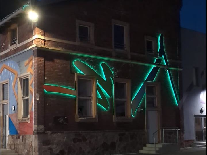 Beleuchtete Fassade Haus A, Giebelwand Richtung Augustusburger Straße