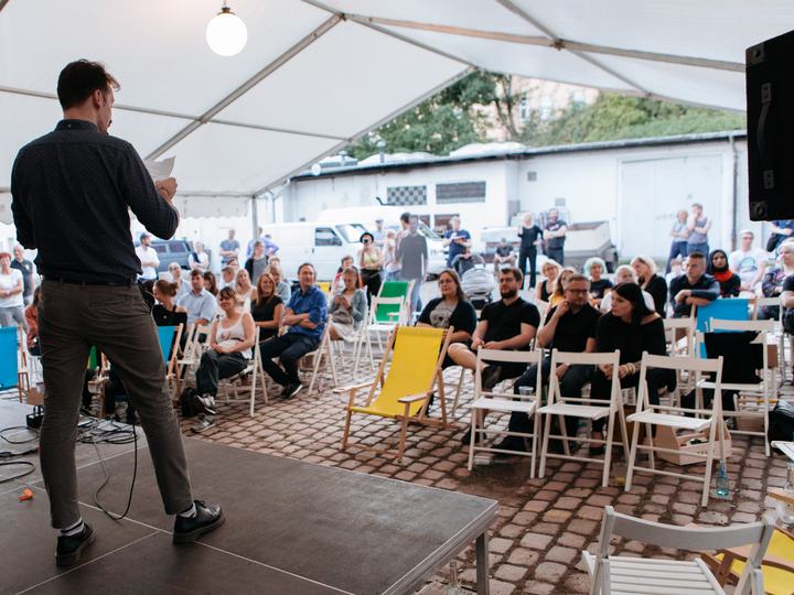 KRACH-Preisverleihung in der Stadtwirtschaft 2019 - Blick von der Bühne in den Produktionshof