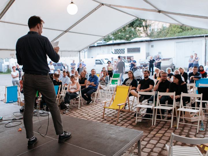 KRACH-Preisverleihung in der Stadtwirtschaft 2019 - Blick von der Bühne in den Produktionshof