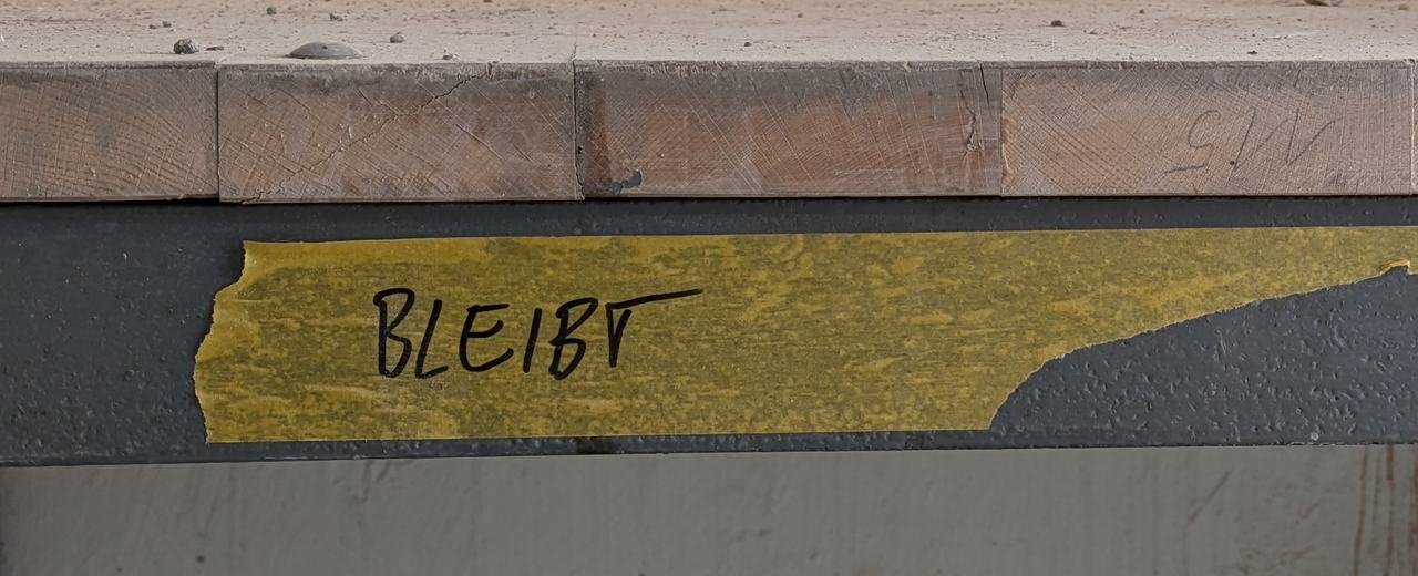 "Bleibt"-Kleber auf historischem Baubestand der Stadtwirtschaft