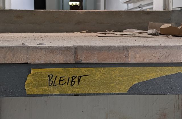 "Bleibt"-Kleber auf historischem Baubestand der Stadtwirtschaft