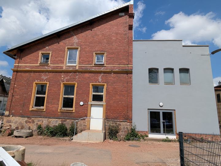 Fassade Haus A, Giebelwand vor der Gestaltung als Anzeigenfassade