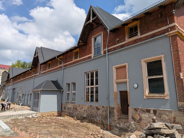 Fassade Haus A auf dem Produktionshof vor der Gestaltung
