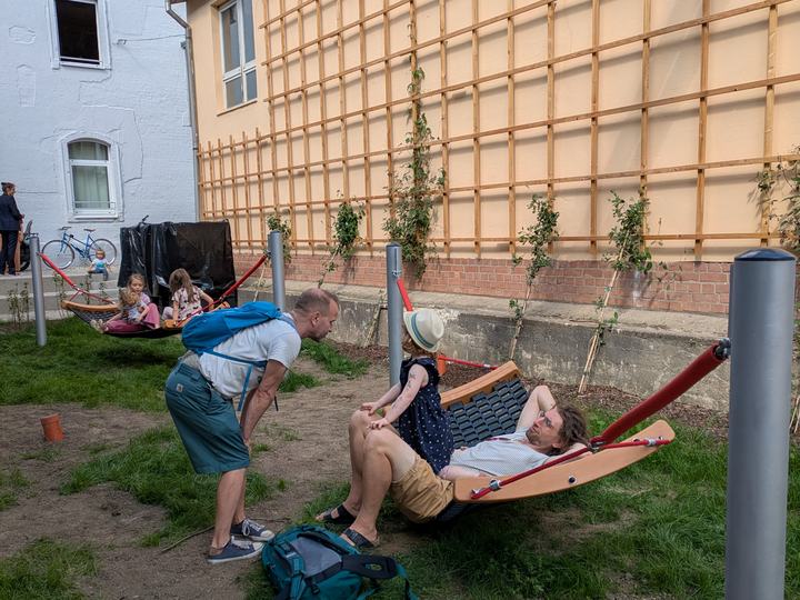 erste Benutzung der Freizeit-Gestaltungselemente auf dem Hof