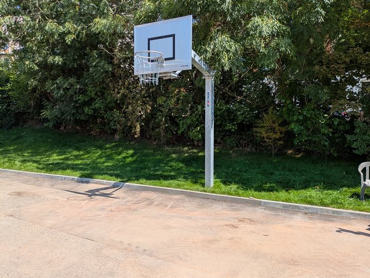 Basketball-Korb auf dem Produktionshof der Stadtwirtschaft
