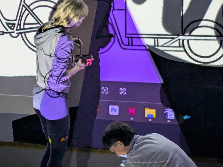 Mathilde Schliebe und Merle Tafft arbeiten an der Fertigstellung von Fassade 1