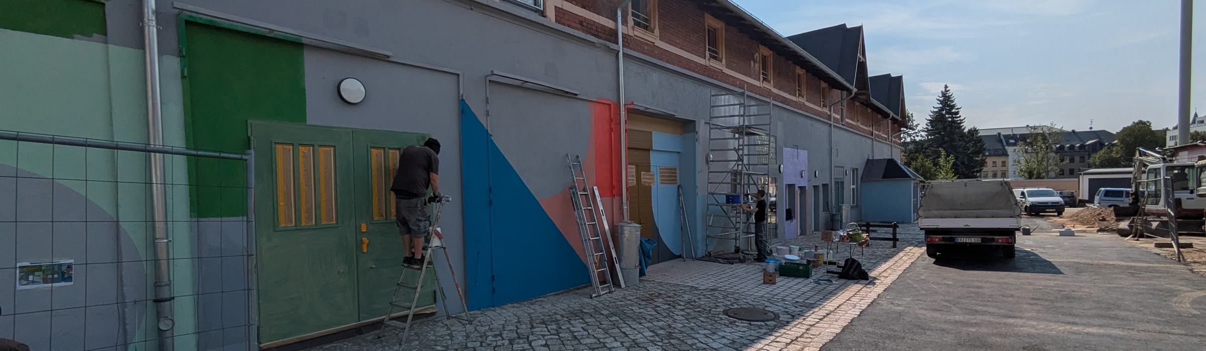 Arbeiten an der längsten Fassade an Haus A durch Rebel Art Chemnitz