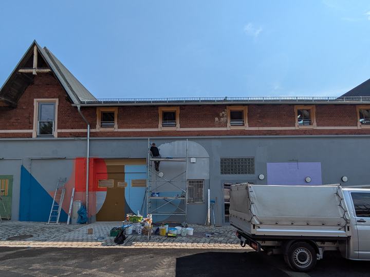 Die ersten Schritte der Gestaltung unserer längsten Fassade im Innenhof durch "Rebel-Art"sind getan