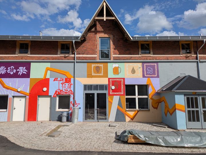 Gestaltung unserer längsten Fassade im Innenhof durch "Rebel-Art"