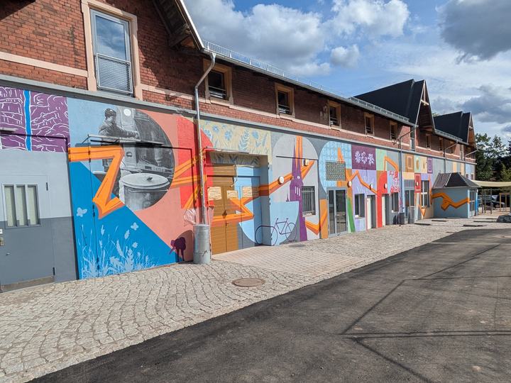 Gestaltung unserer längsten Fassade im Innenhof durch "Rebel-Art"