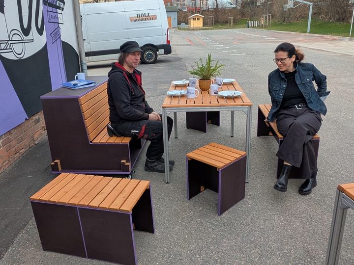 Team Stadtwirtschaft probiert die Fleximöbel aus
