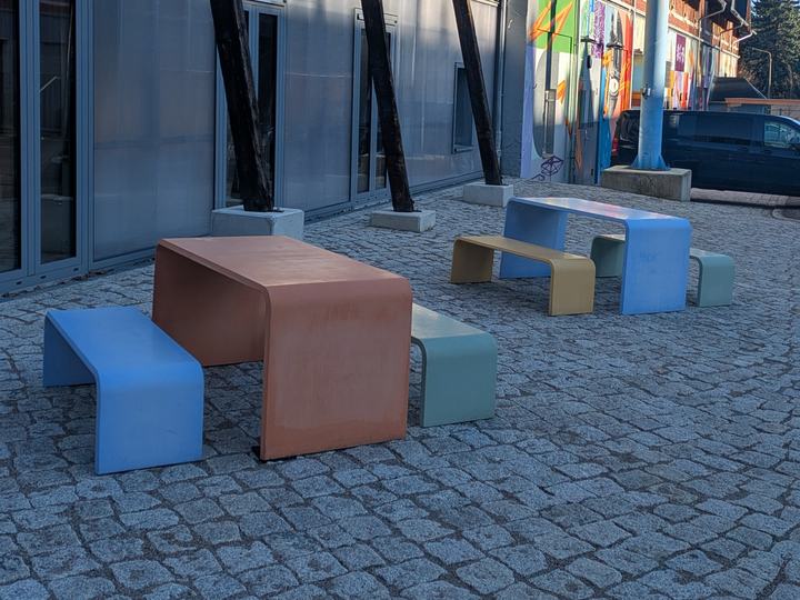 Sitzgelegenheiten im Produktionshof der Stadtwirtschaft