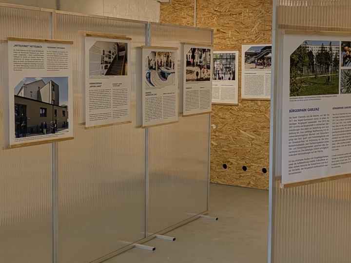 Blick in die Ausstellung Interventionsflächen für Chemntz 2025 im Schauraum