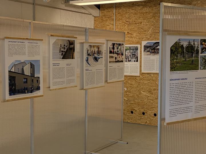Blick in die Ausstellung Interventionsflächen für Chemntz 2025 im Schauraum