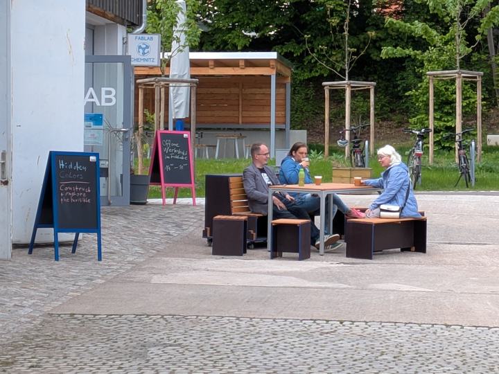 Menschen nutzen die Fleximöbel der Stadtwirtschaft