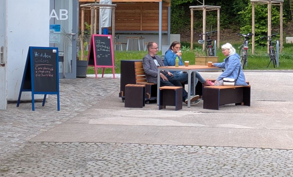 Menschen nutzen die Fleximöbel der Stadtwirtschaft