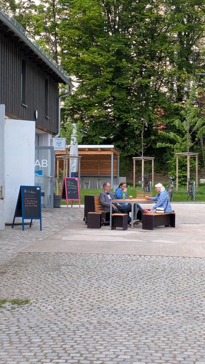 Menschen nutzen die Fleximöbel der Stadtwirtschaft