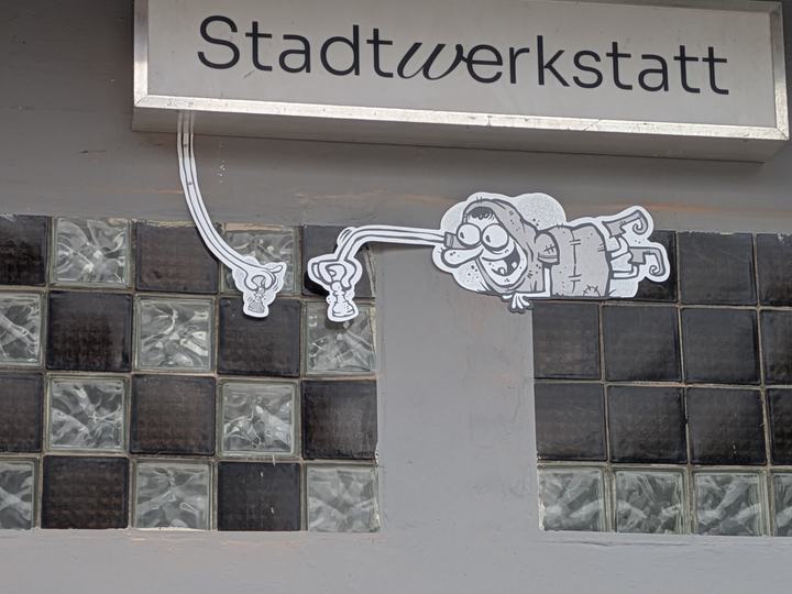 EUJA-Kobolde spielen Schach auf Fensterband an Haus B