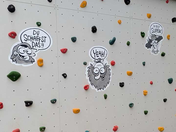 EUJA-Kobolde motivieren an der Boulderwand