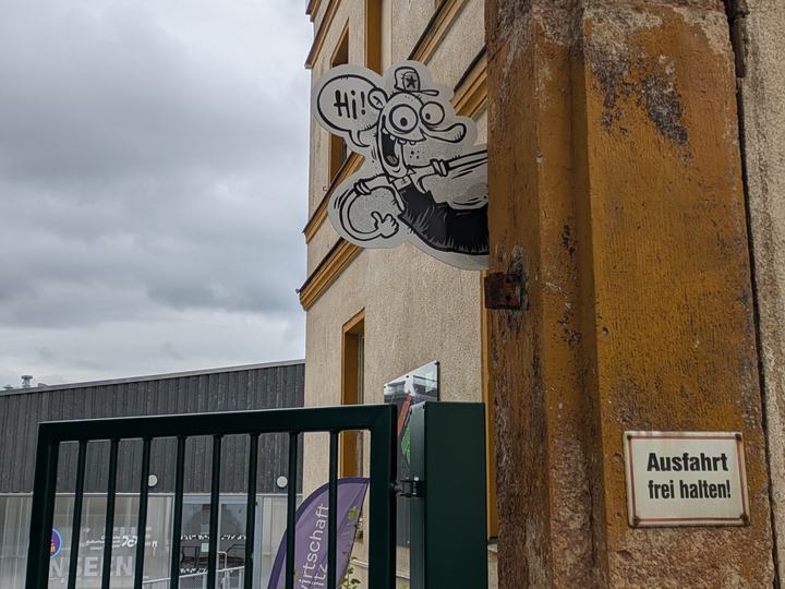 EUJA-Kobold begrüßt die Gäste der Stadtwirtschaft