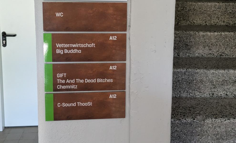 Akteursschilder in den Treppenhäusern