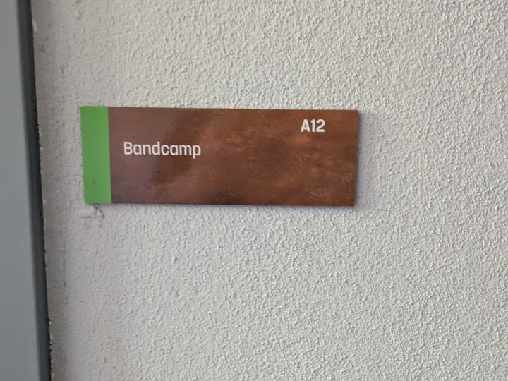 Akteursschild am Zugang zu den Räumlichkeiten