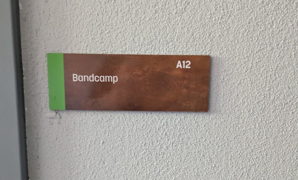 Akteursschild am Zugang zu den Räumlichkeiten