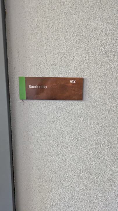Akteursschild am Zugang zu den Räumlichkeiten