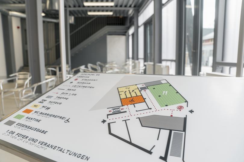 Haus A Blick in den Gastraum mit Blindenleitsystem im Vordergrund