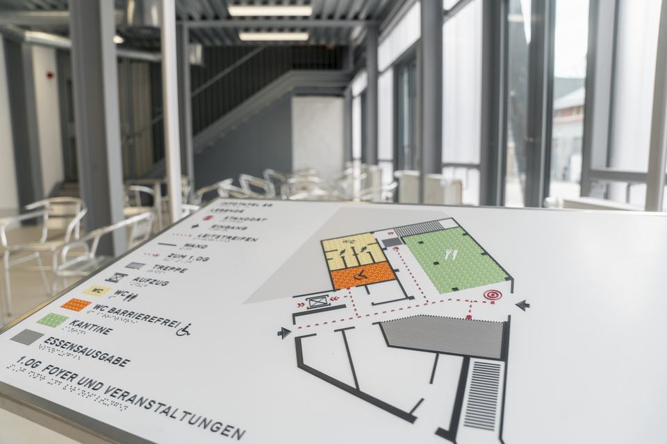 Haus A Blick in den Gastraum mit Blindenleitsystem im Vordergrund