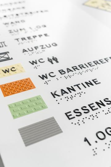 Haus A Blindenleitsystem im Gastraum der Gastronomiefläche