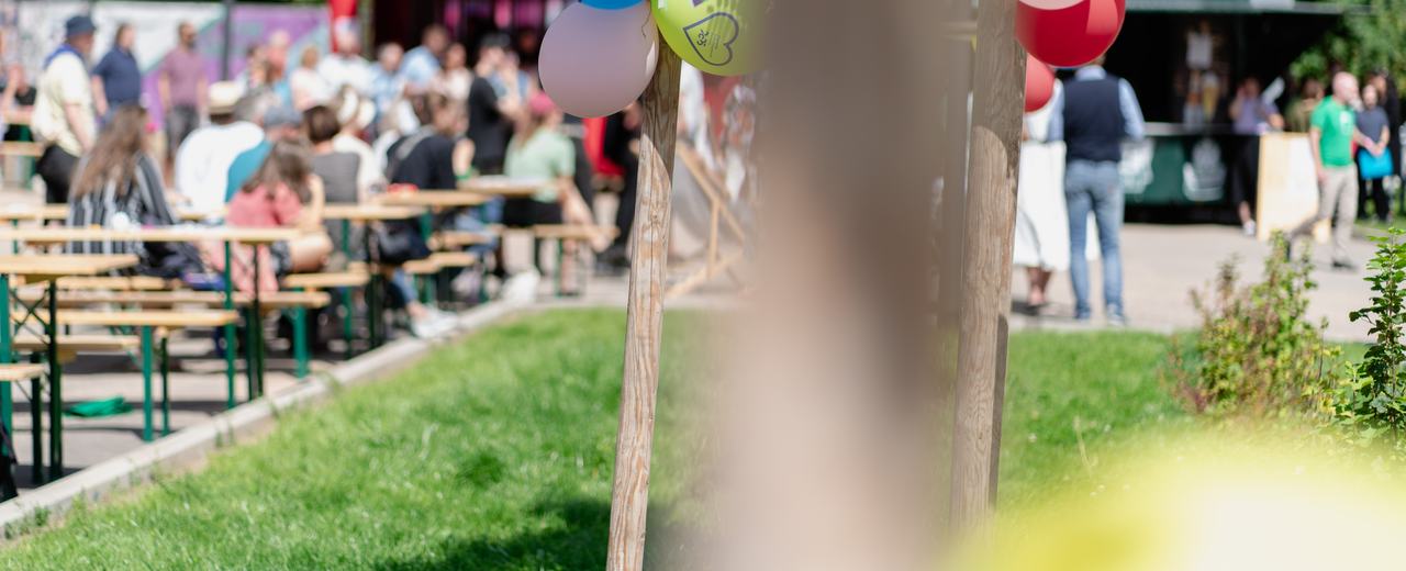 Feiernde Menschen beim Hoffest 2025
