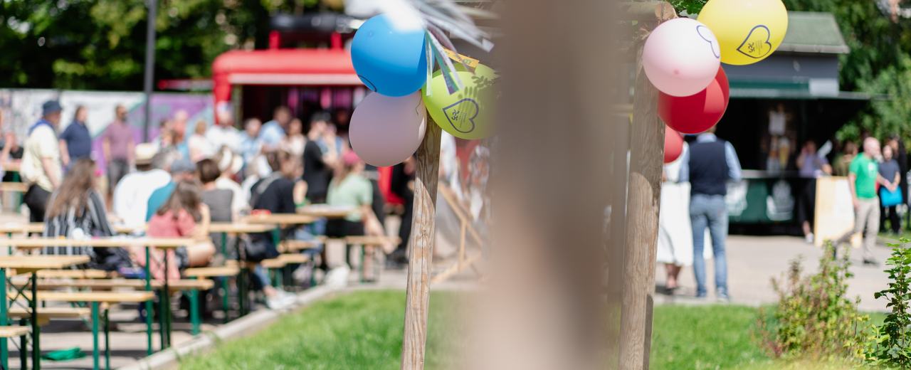 Feiernde Menschen beim Hoffest 2025
