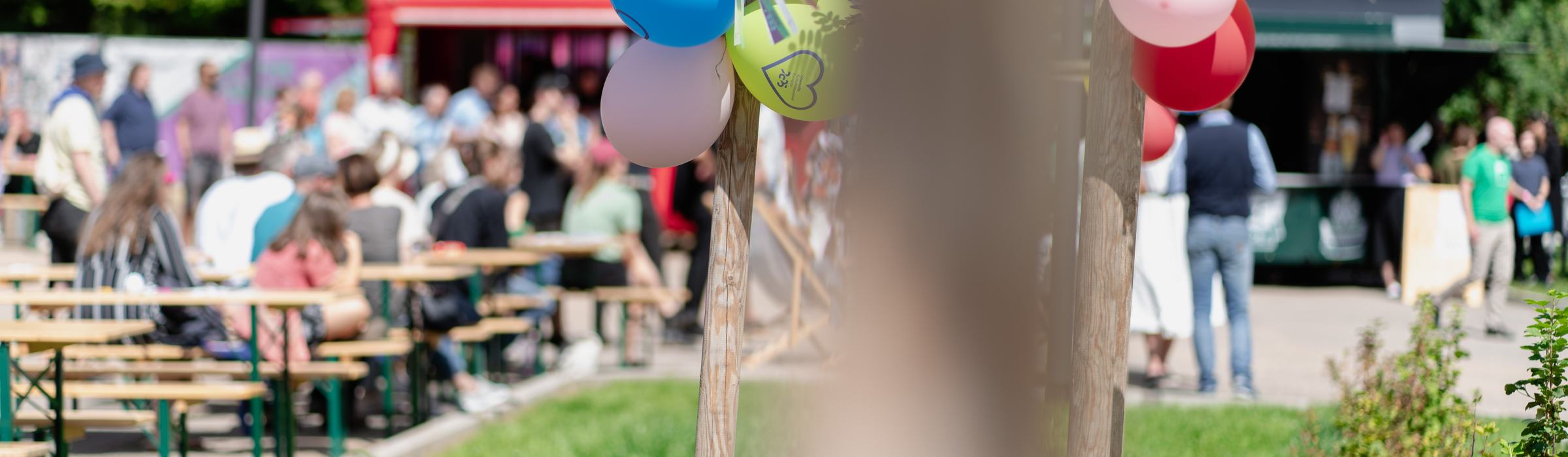 Feiernde Menschen beim Hoffest 2025