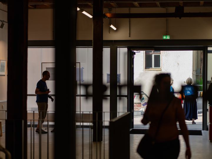 Blick aus dem Foyer auf den Eingang