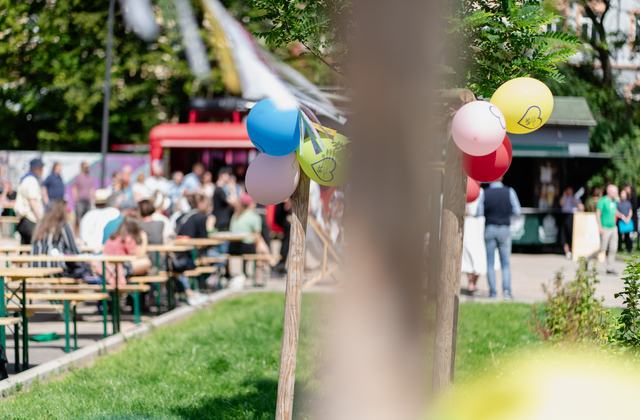 Feiernde Menschen beim Hoffest 2025