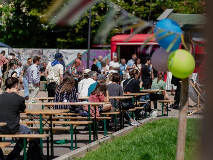 Feiernde Menschen beim Hoffest 2025