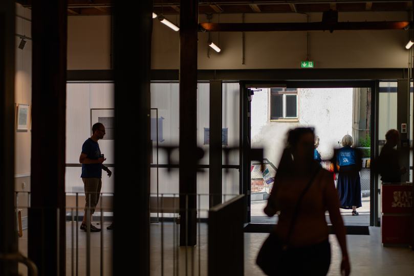 Blick aus dem Foyer auf den Eingang