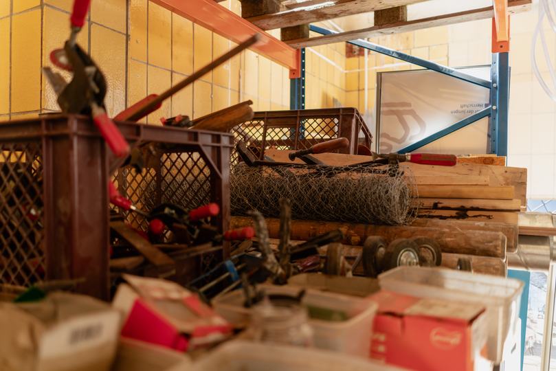 Teile im Materiallager ZEUX