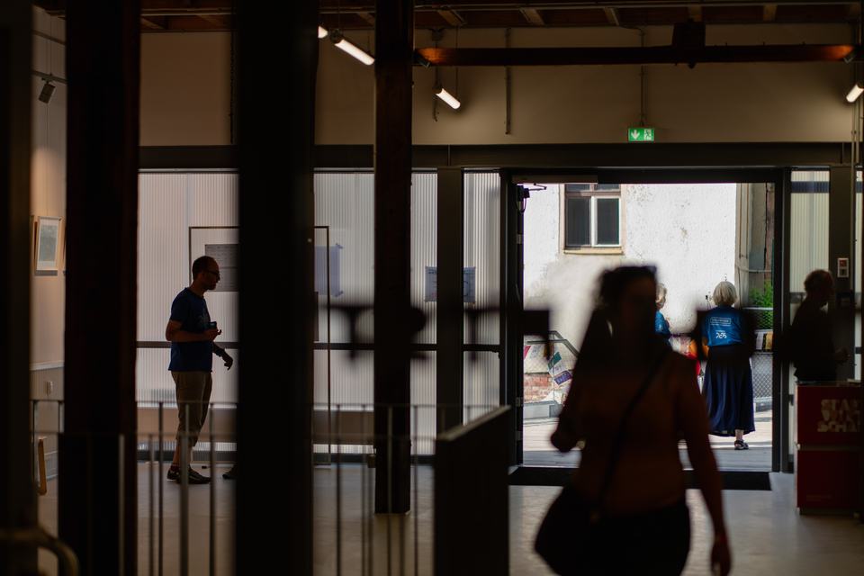 Blick aus dem Foyer auf den Eingang