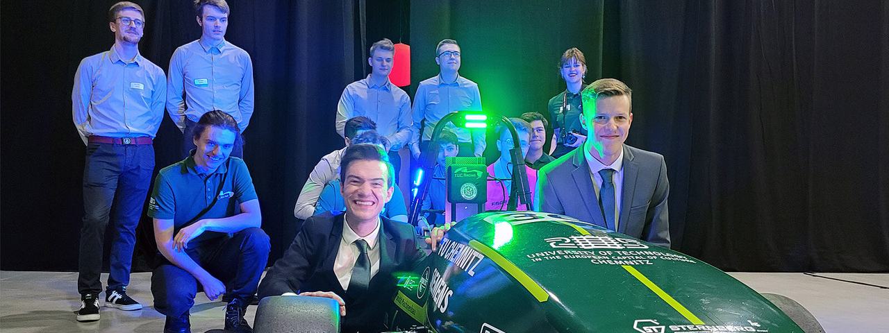 Das TUC Racing-Team bei der Präsentation seines Rennwagens