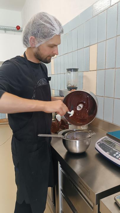 Richard Pfauch Schokolade gießen