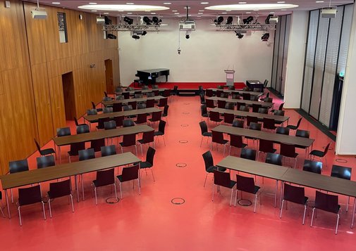 10_Tischgruppen_a_10_Stühle_Fischgräte