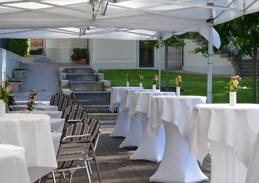 Überdachte Innenhofterrasse