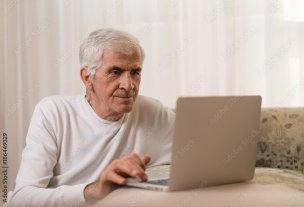 Immer mehr ältere Menschen nutzen auch Dienstleistungen im Internet.