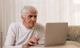 Immer mehr ältere Menschen nutzen auch Dienstleistungen im Internet.