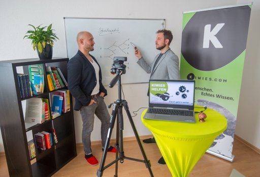 kiwies.com-Geschäftsführer Jan Frömberg (l.) lässt seine Kursleiter kostenfrei Unterricht anbieten