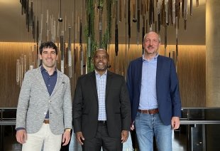 Tom George (l.) und Dr. Jörn Seebode (r.) mit ihrem südafrikanischen Geschäftspartner Mereki Mosia