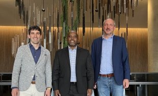 Tom George (l.) und Dr. Jörn Seebode (r.) mit ihrem südafrikanischen Geschäftspartner Mereki Mosia